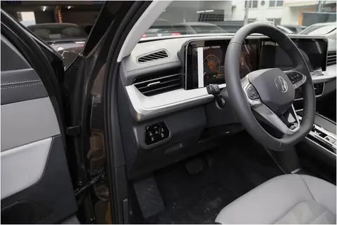 大众“掀桌子”，高颜值SUV长5米，V6引擎配7座，比奥迪有档次。