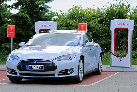 2025复盘：销量上比亚迪赢了，但特斯拉真的输了吗？