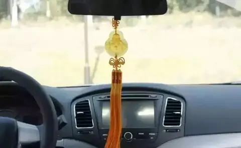 今天起，不要在车里放小玩偶了！